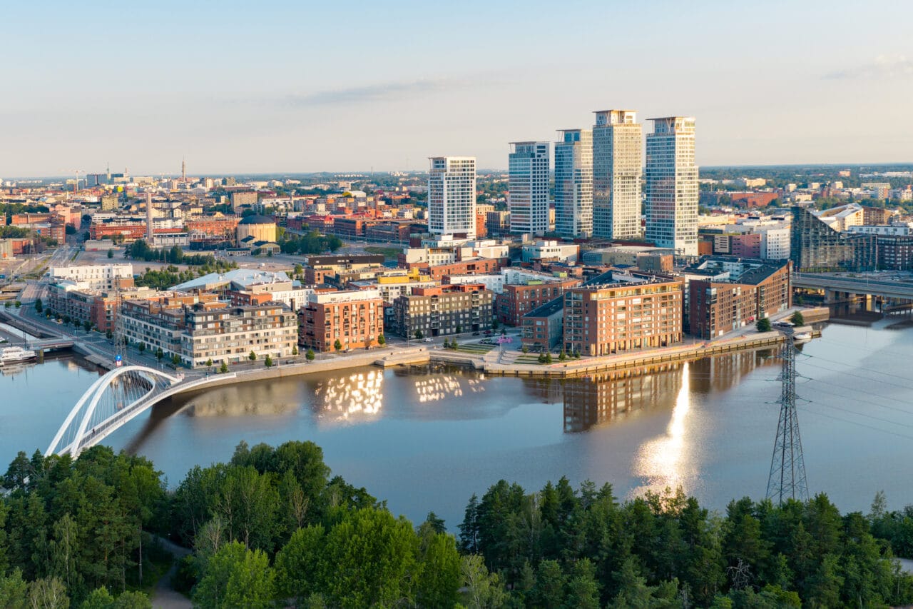 Kaupunkimaisemassa kerrostaloja ja pilvenpiirtäjiä.